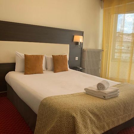 Brit Hotel Bleu Nuit Saintes Buitenkant foto