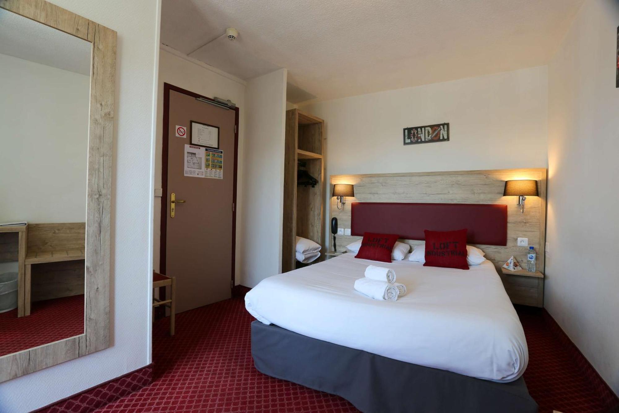 Brit Hotel Bleu Nuit Saintes Buitenkant foto