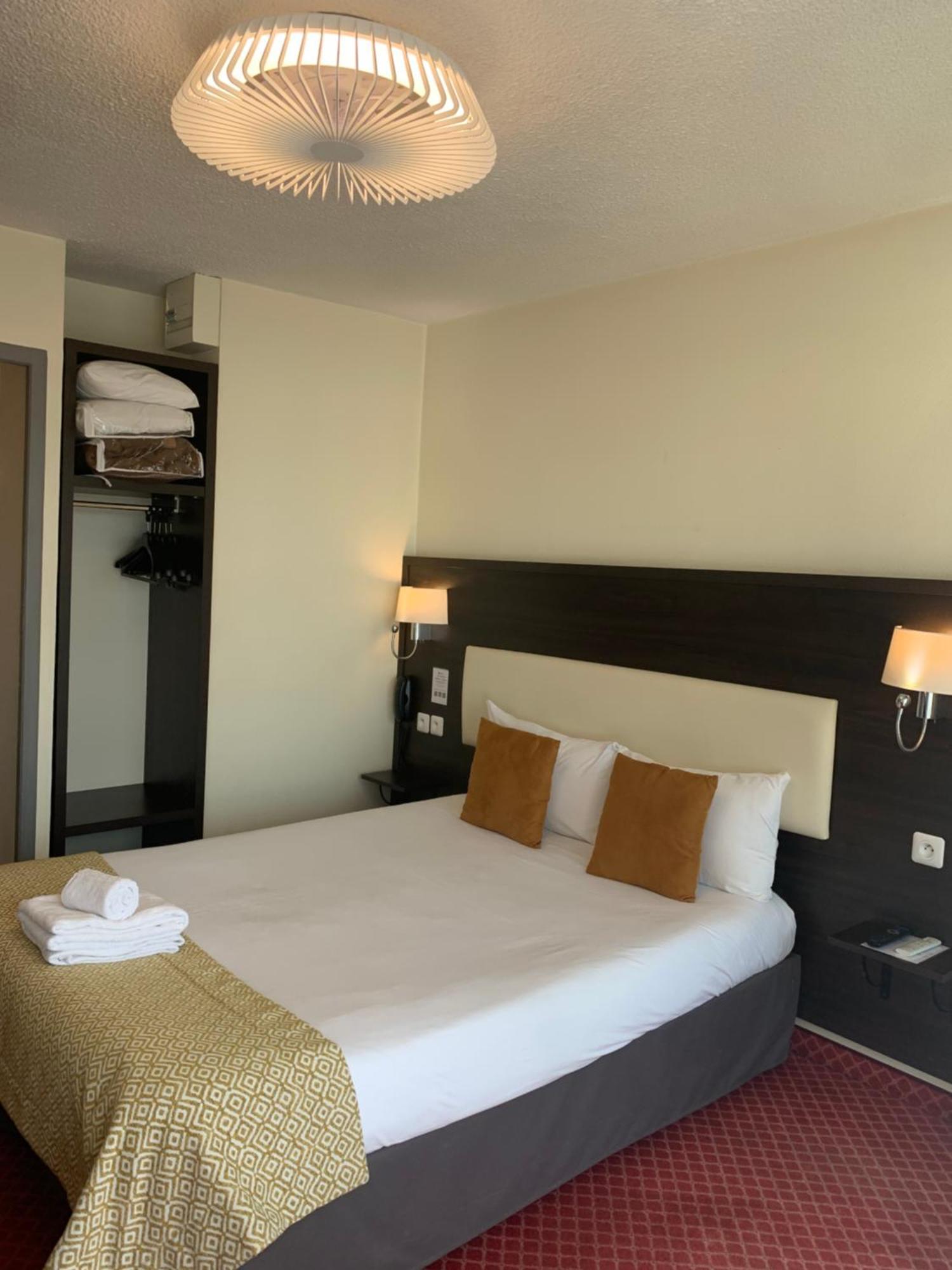 Brit Hotel Bleu Nuit Saintes Buitenkant foto