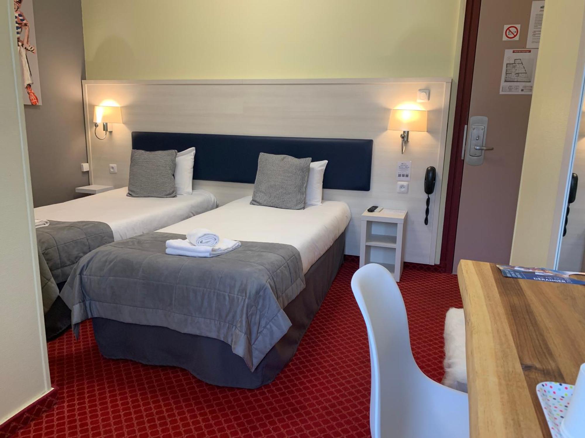 Brit Hotel Bleu Nuit Saintes Buitenkant foto