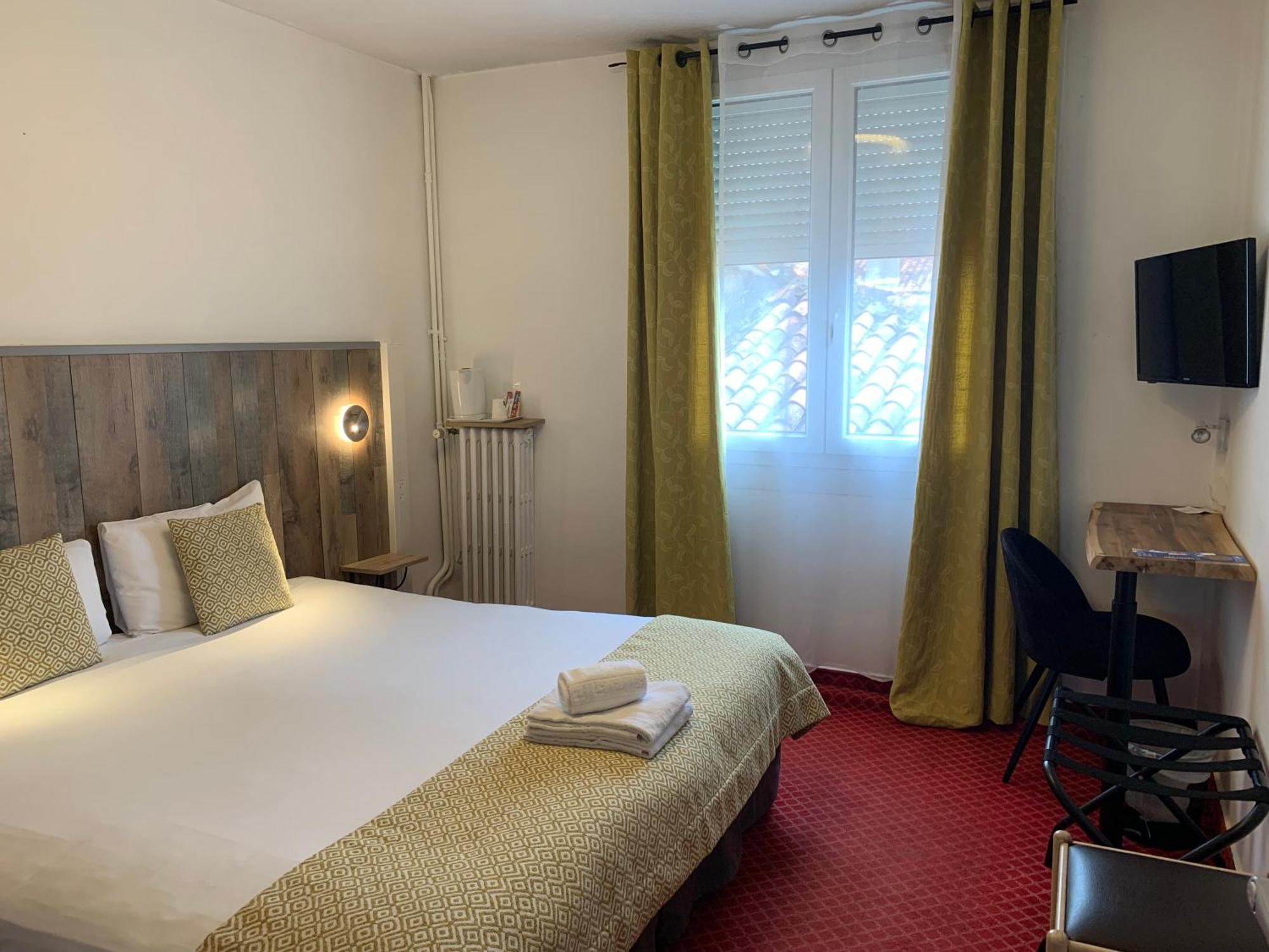 Brit Hotel Bleu Nuit Saintes Buitenkant foto