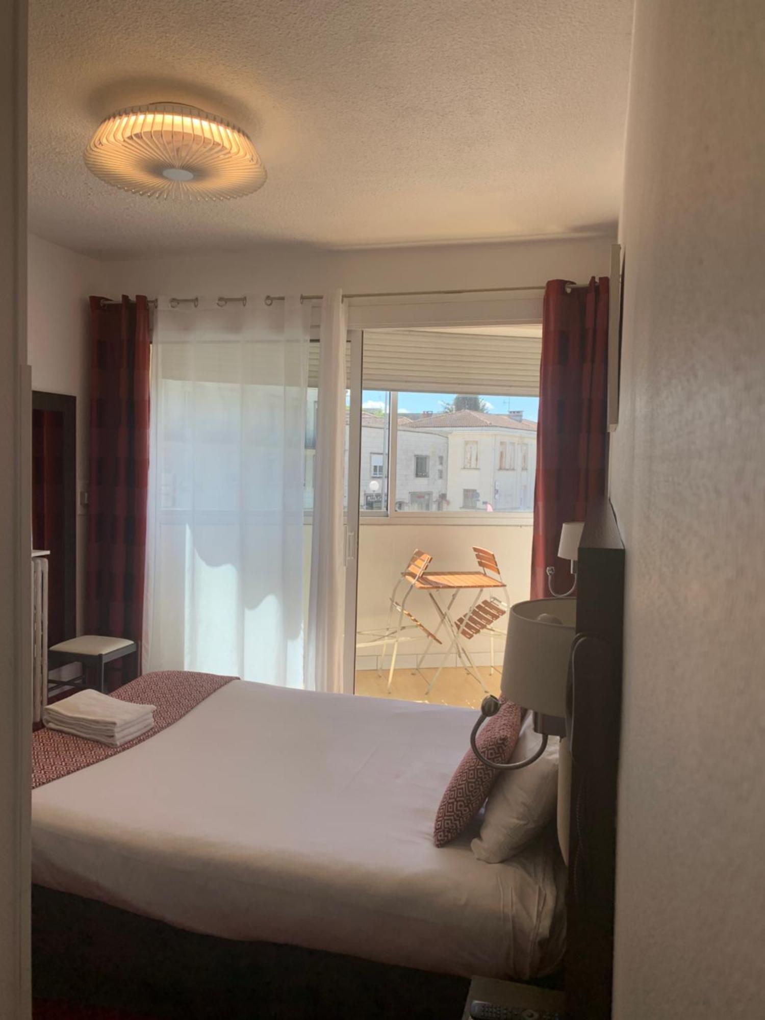 Brit Hotel Bleu Nuit Saintes Buitenkant foto