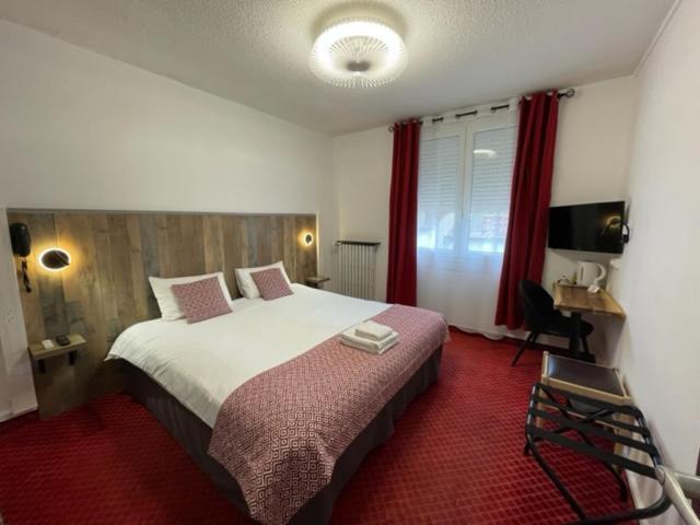 Brit Hotel Bleu Nuit Saintes Buitenkant foto