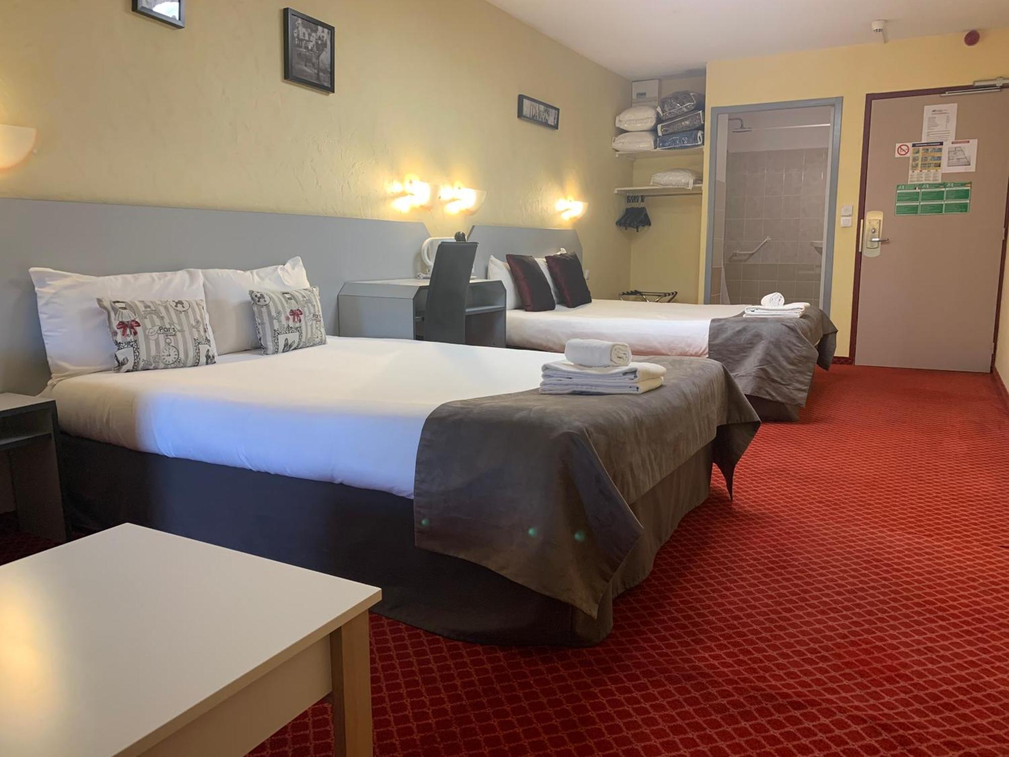 Brit Hotel Bleu Nuit Saintes Buitenkant foto