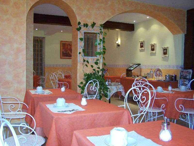 Brit Hotel Bleu Nuit Saintes Restaurant foto