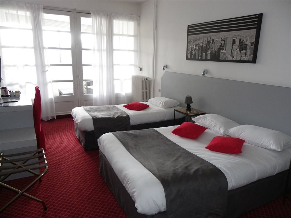 Brit Hotel Bleu Nuit Saintes Buitenkant foto